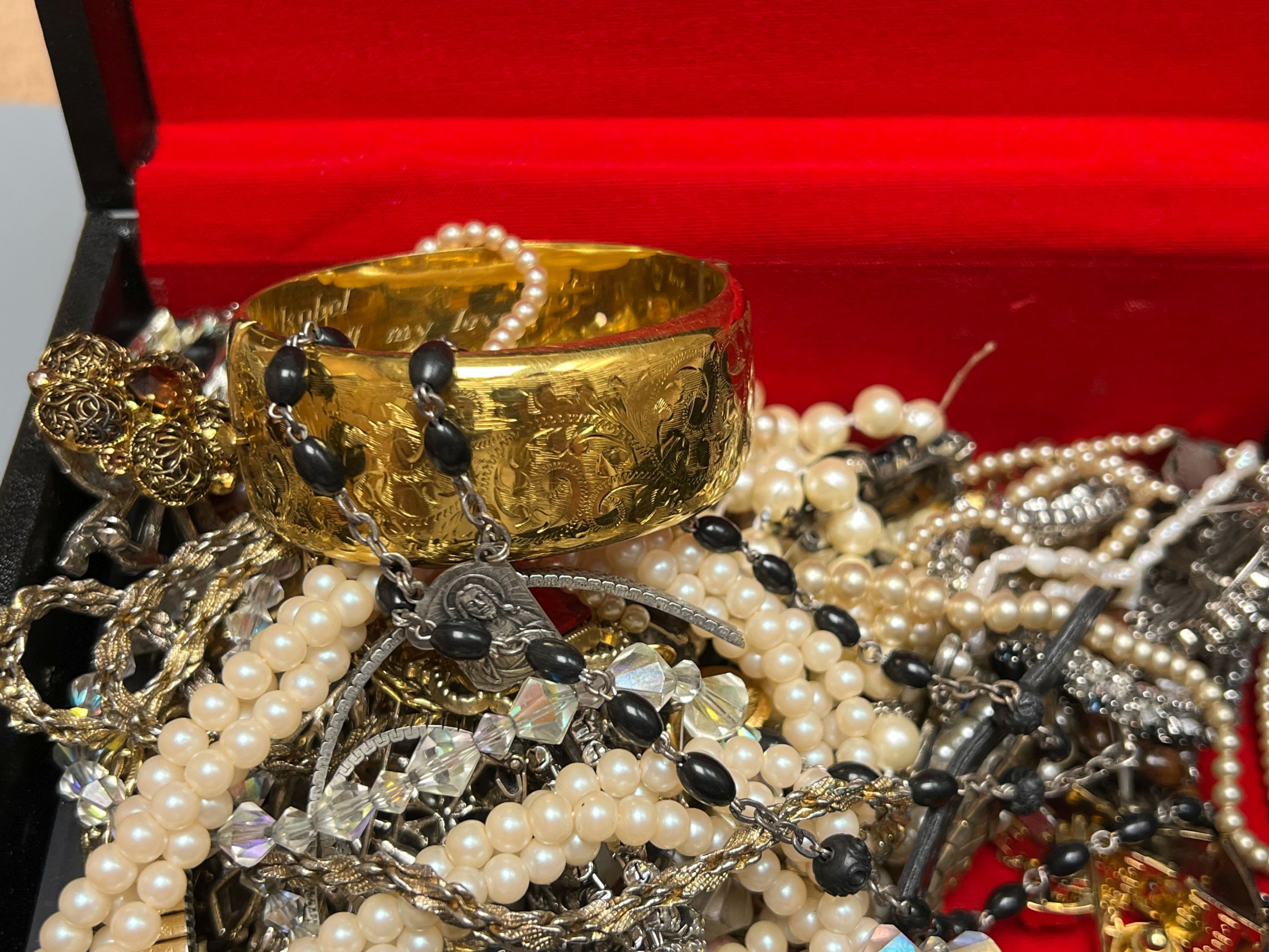 Assorted costume jewellery.